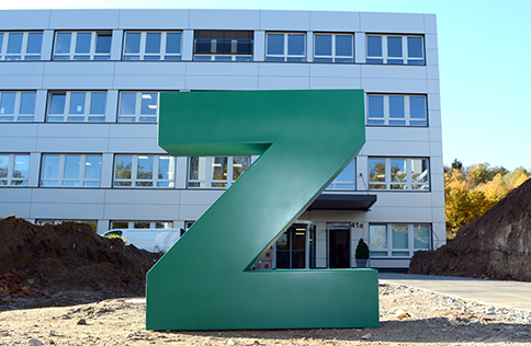 Ein großes "Z" steht vor dem Gebäude
