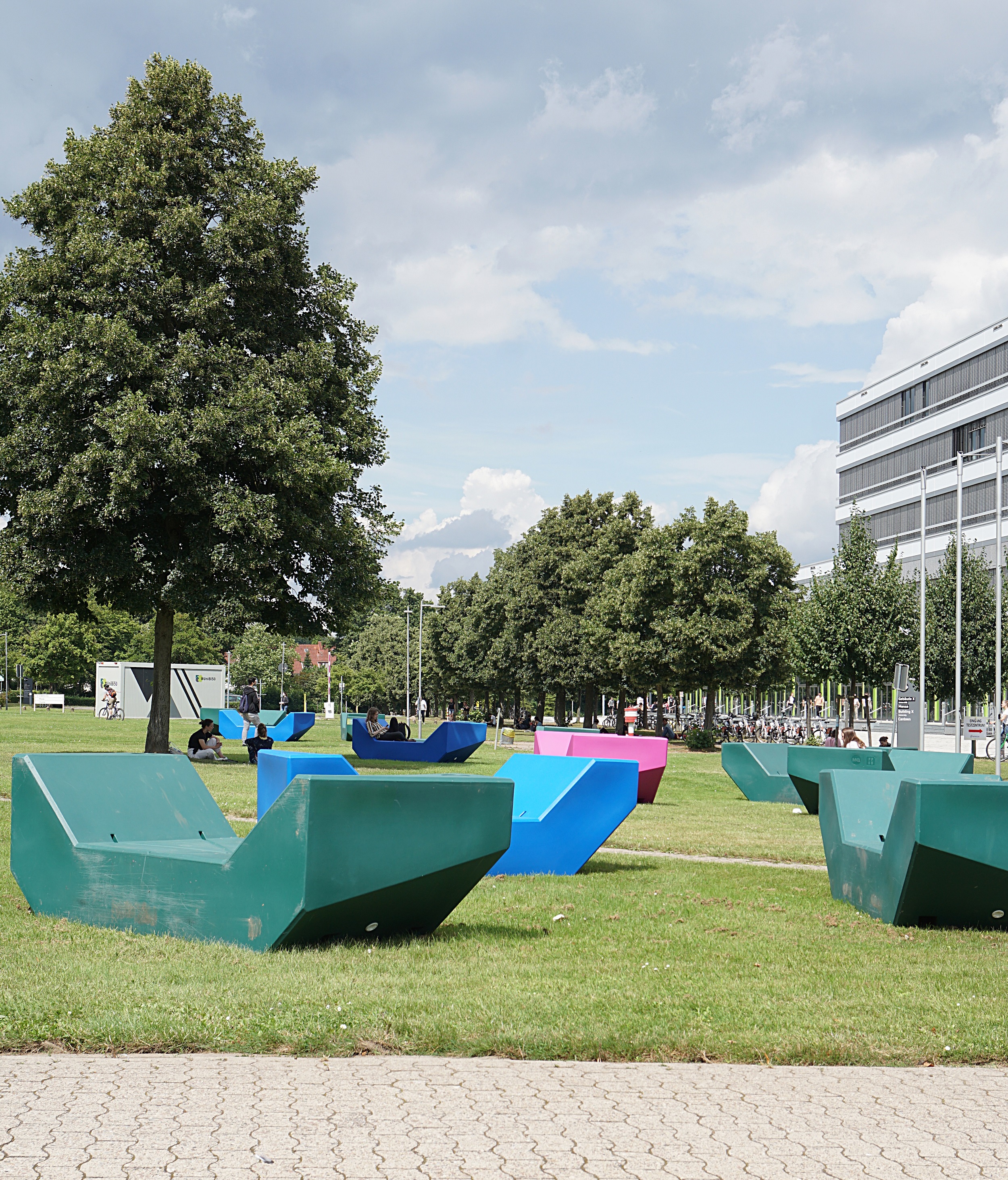 Bunte Enzis - Möbel aus Kunststoff - laden auf dem Campus zum Verweilen ein