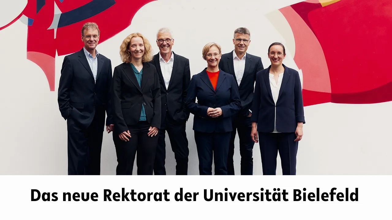 Die Rektoratsmitglieder stehen vor der Graffitiwand in der zentralen Uni-Halle. In der Bildunterschrift steht: Das neue Rektorat der Universitt Bielefeld.