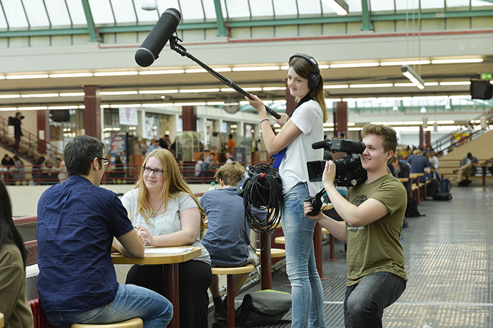 Mediengestalter*innen beim Videodreh