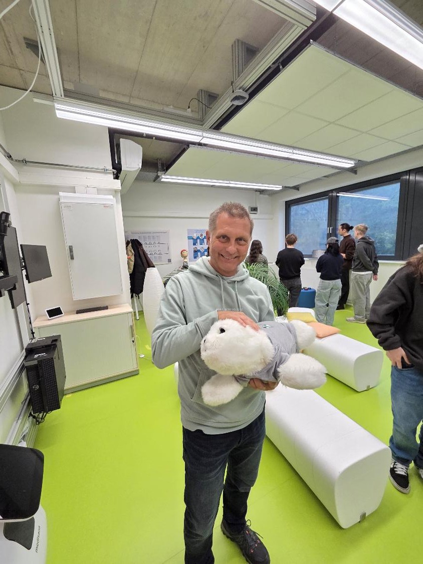 Mann hält eine Roboterrobbe