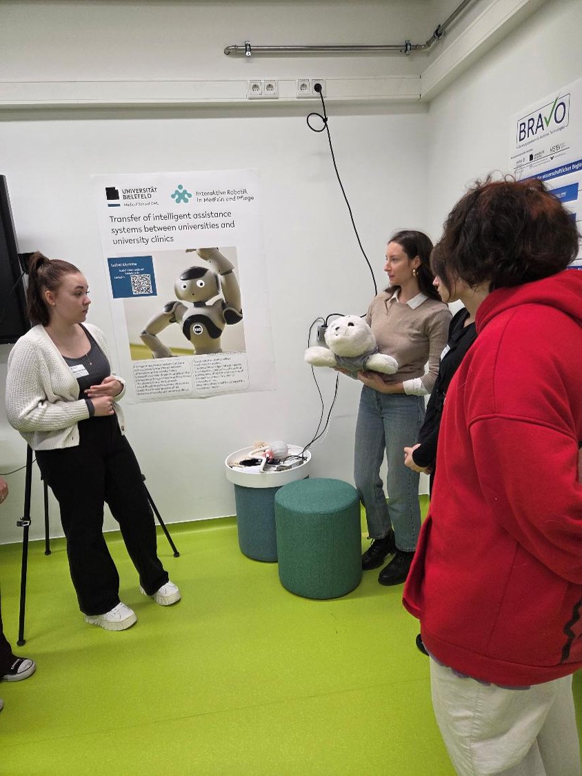 Frau hält Roboterrobbe und stellt sie vor