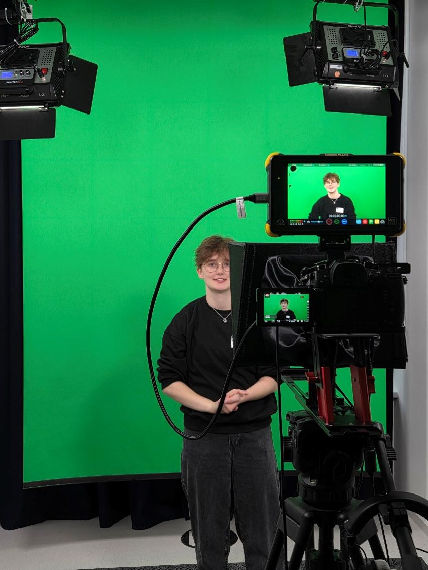 Person vor einem Greenscreen