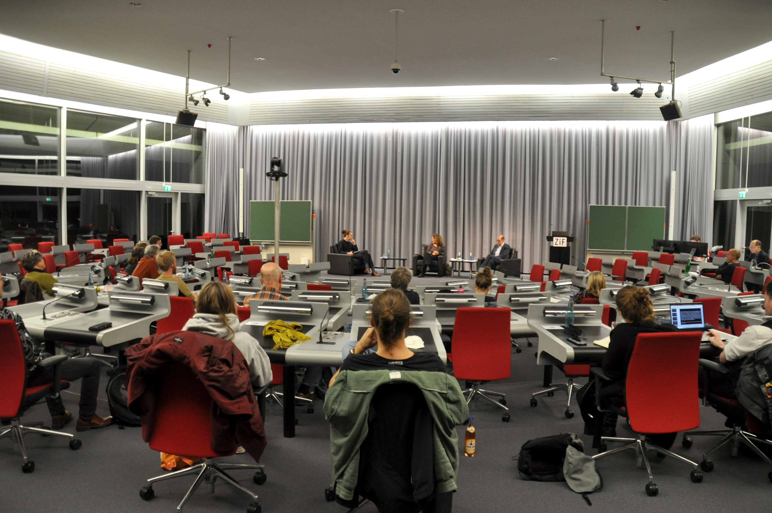 Publikum im Plenarsaal des Zentrums für interdisziplinäre Forschung