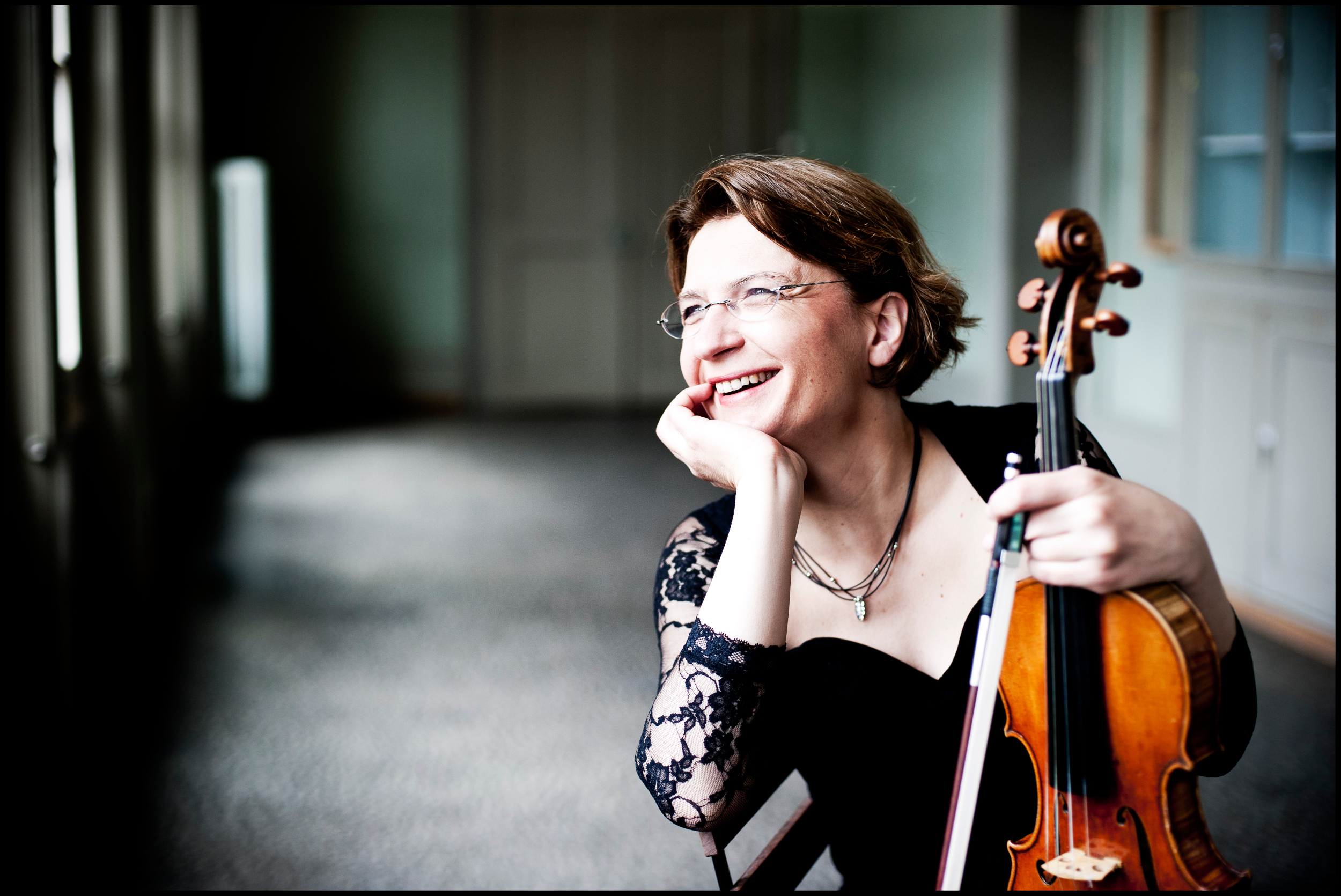 Foto von Antje Weithaas mit Violine