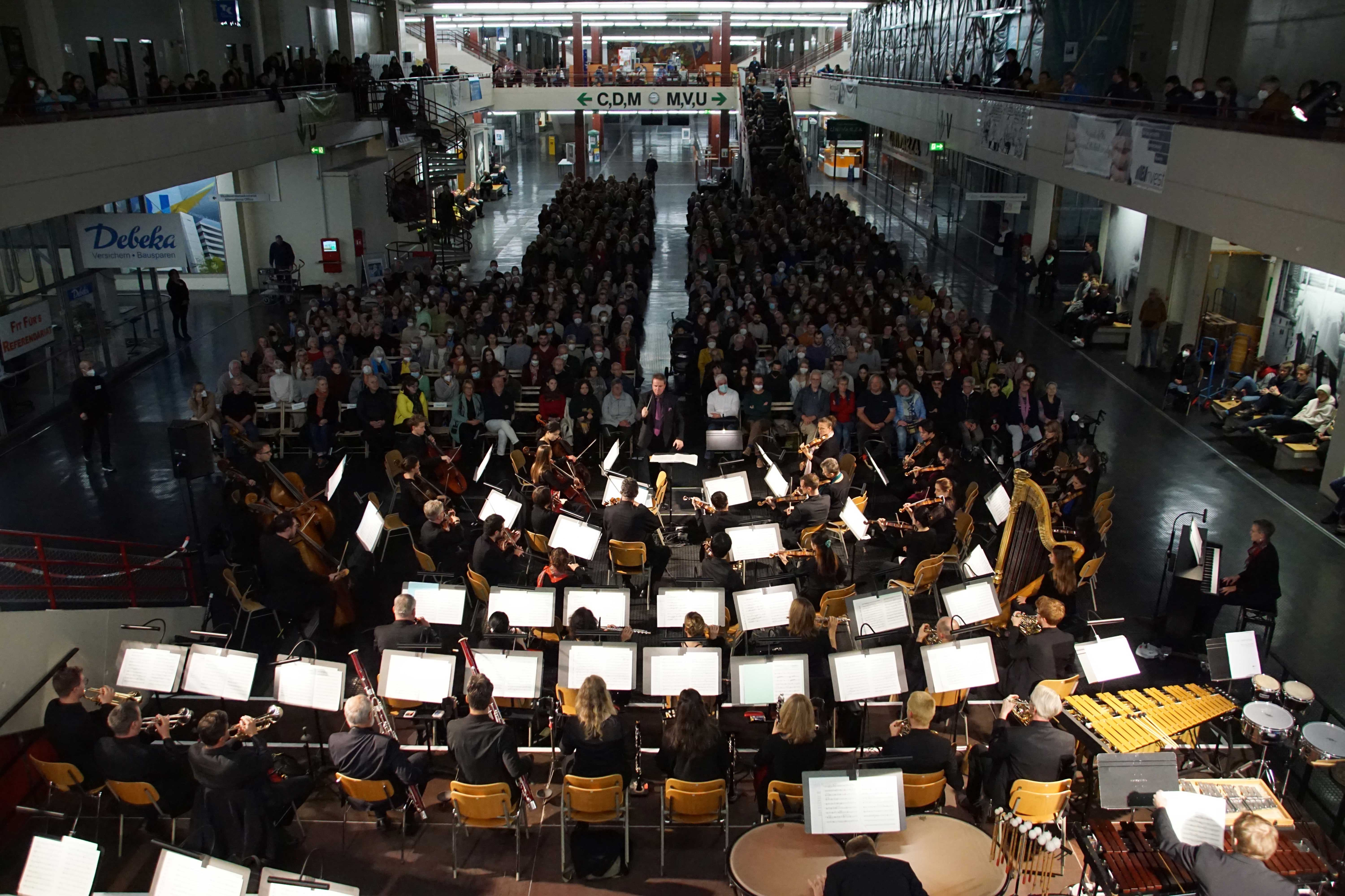 Orchester mit Publikum