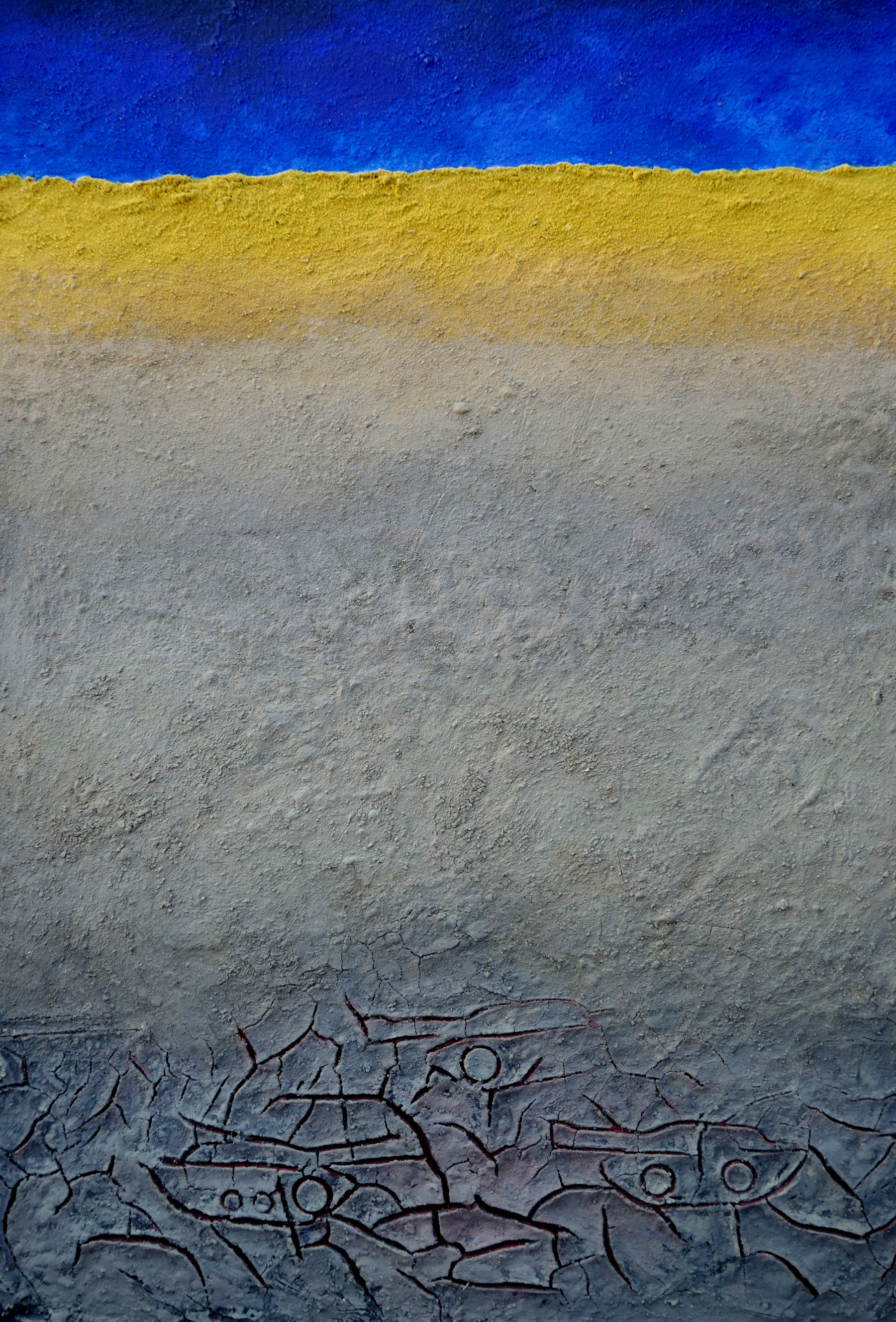 Kunstwerk "gestörtes Land", blauer Streifen über einem gelben Streifen, darunter hellgrau, darunter blaugraue Fläche wie ausgedörrter Boden