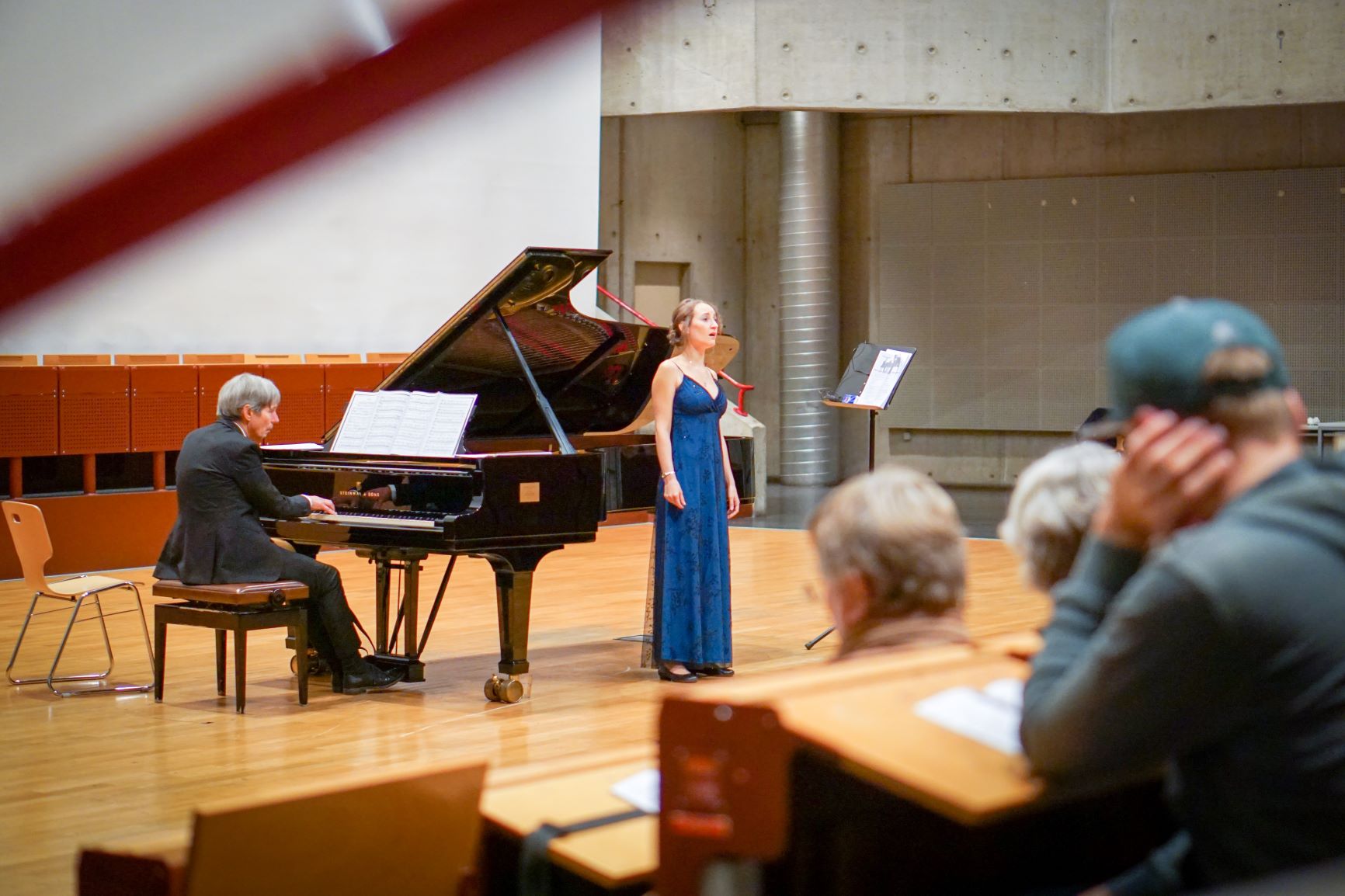 Eine Solistin und ein Pianist während einer Aufführung