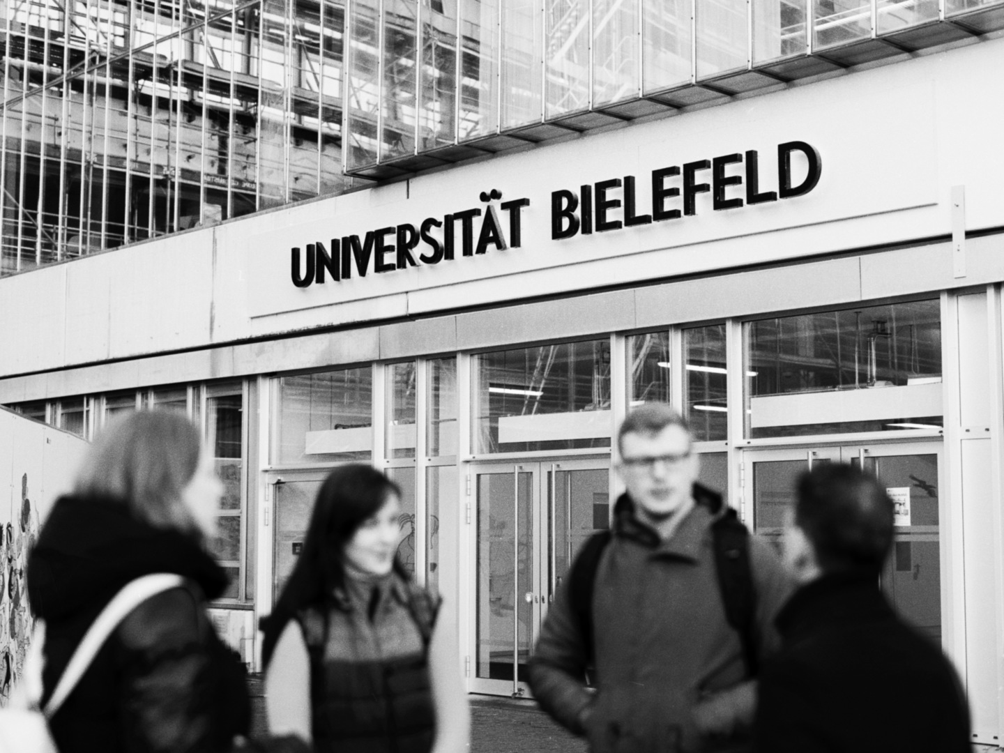 Postdocs vorm Haupteingang der Uni Bielefeld