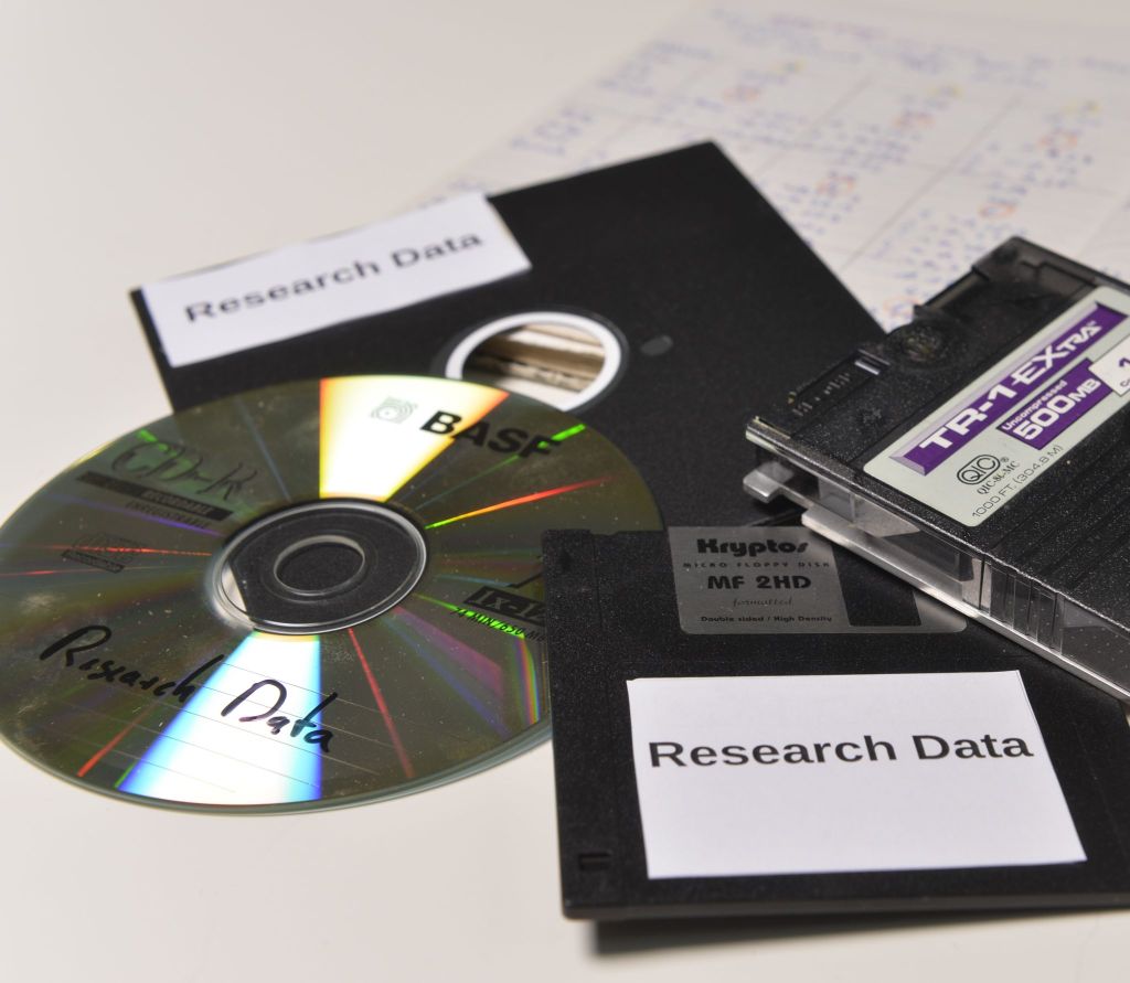 CDs und Disketten mit der Aufschrift Forschungsdaten