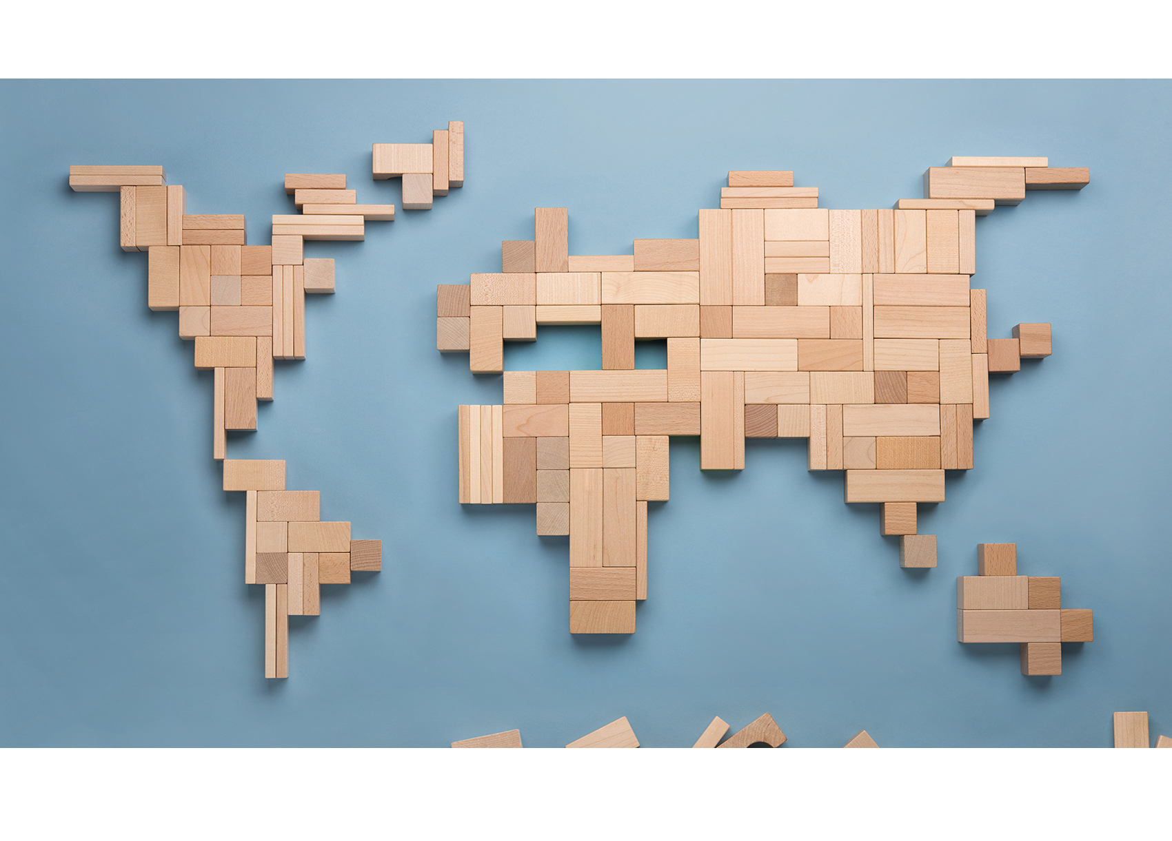 Weltkarte aus Holzbauklötzchen