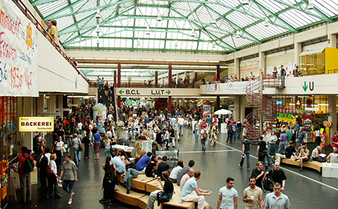 Zentrale Halle im UHG, in der sich zahlreiche Personen aufhalten