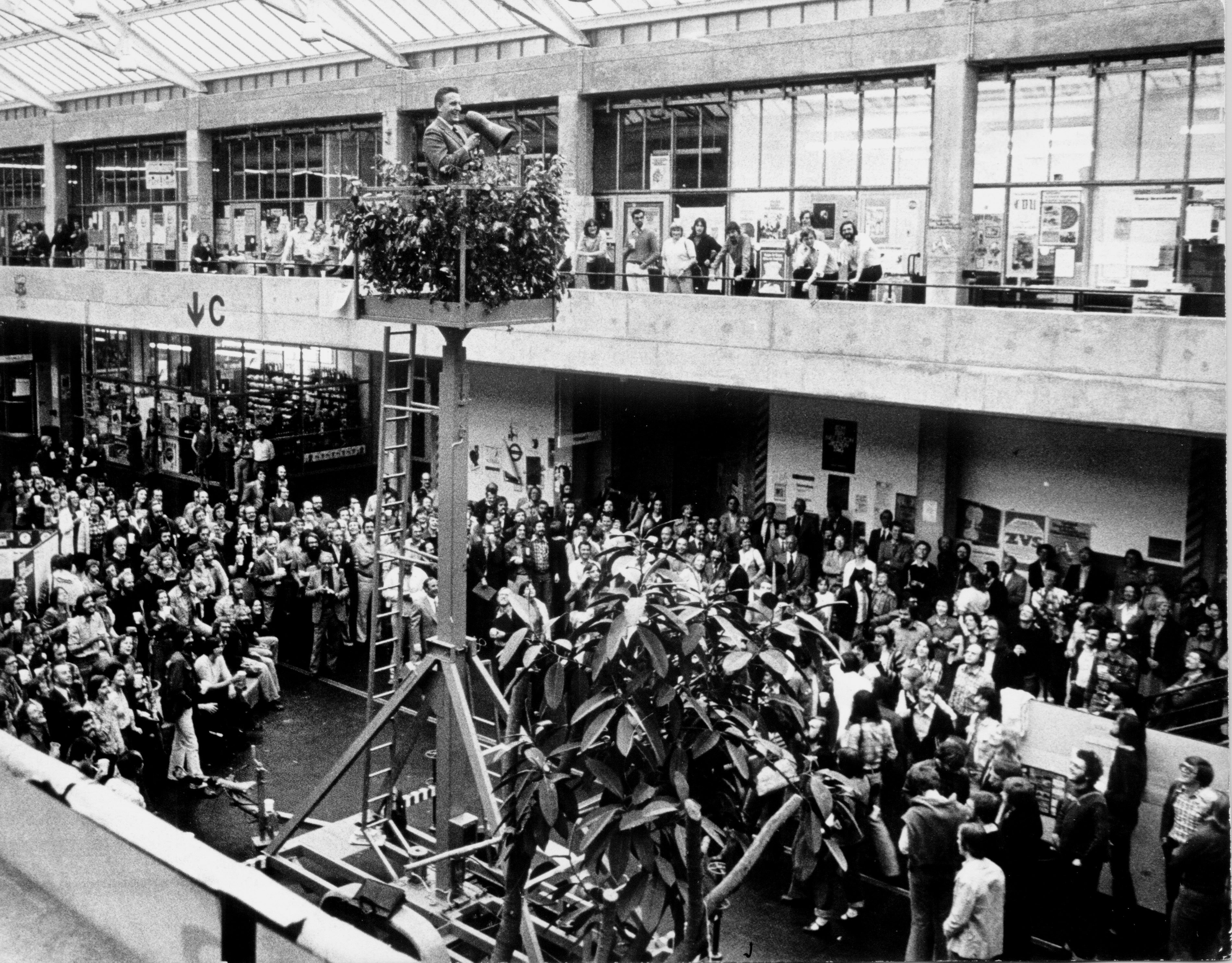 Foto Wiederwahl Rektor Grotemeyers 1977 (Feier in der Unihalle)