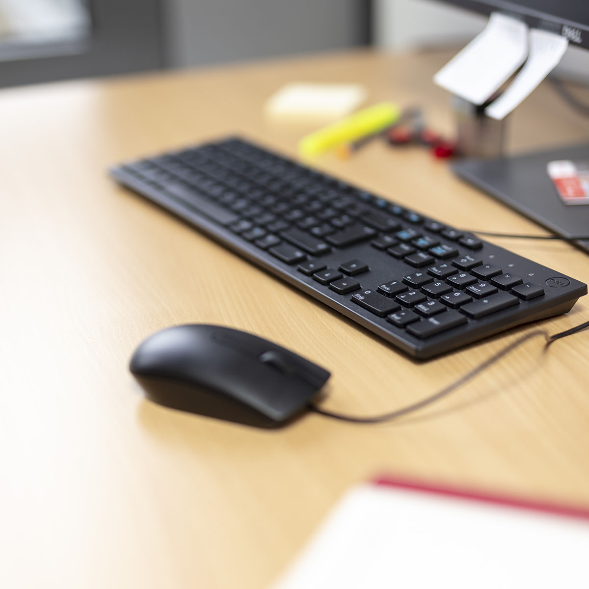 Schreibtisch mit schwarzer Tastatur und Maus