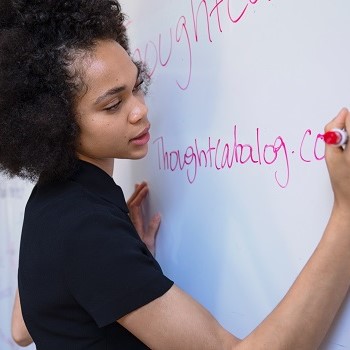 Frau schreibt an Whiteboard