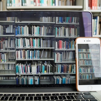 Foto von Bücherregalen auf den Bildschirmen eines Laptops und eines Smartphones